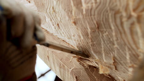 tallado de madera con un cincel