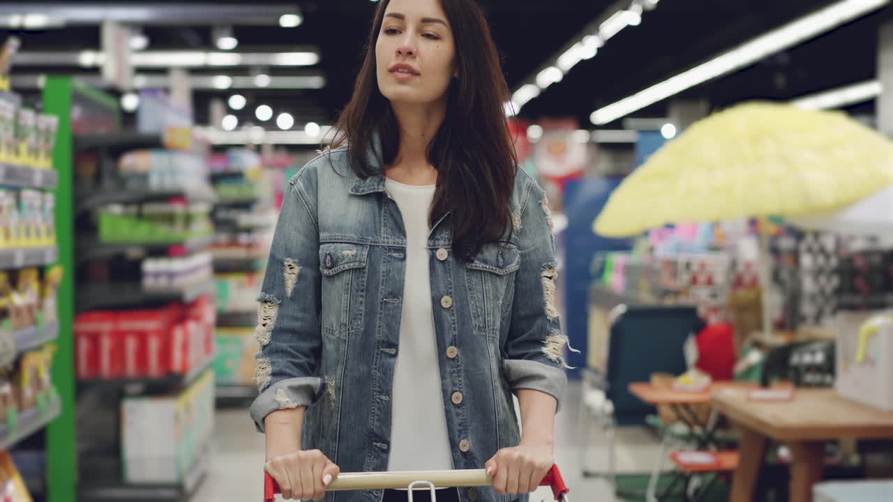 식료품 가게 에서 쇼핑 하는 여자