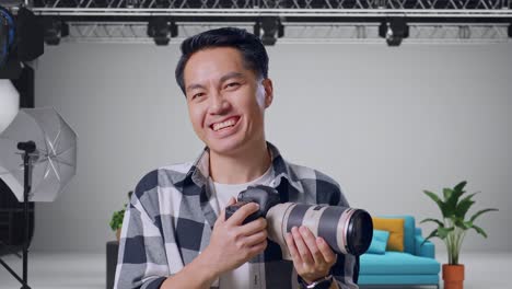 fotógrafo con cámara en el estudio