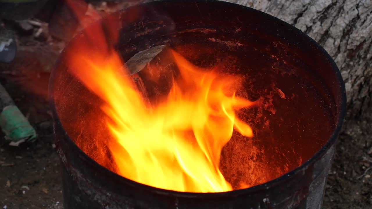 통에 나무를 태우고