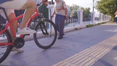 andar de bicicleta.