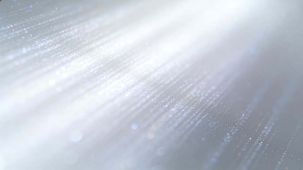 斜めに光る筋と左に漂う粒子が再生の始まりを飾り、技術的なシーンを柔らかくする。