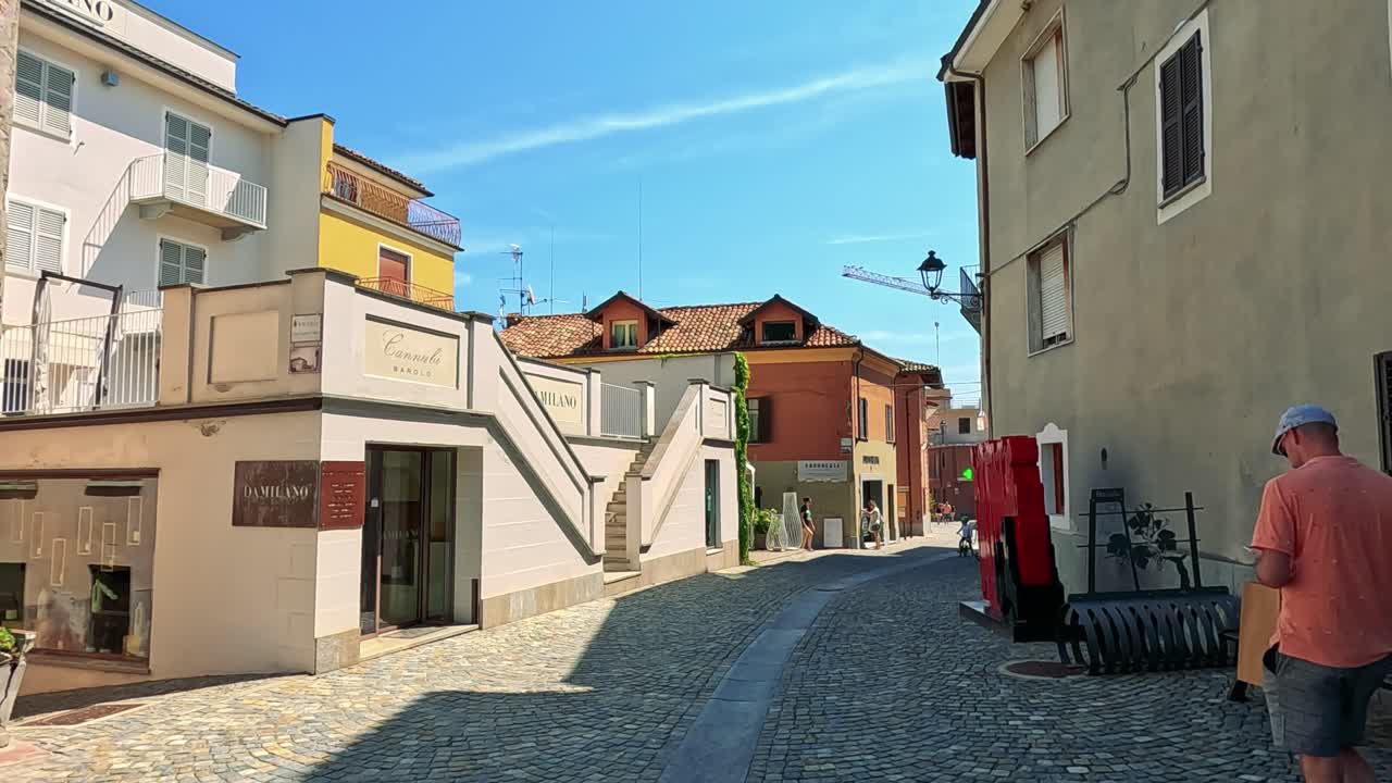 Besucher erkunden charmante Straßen in Cuneo, Italien