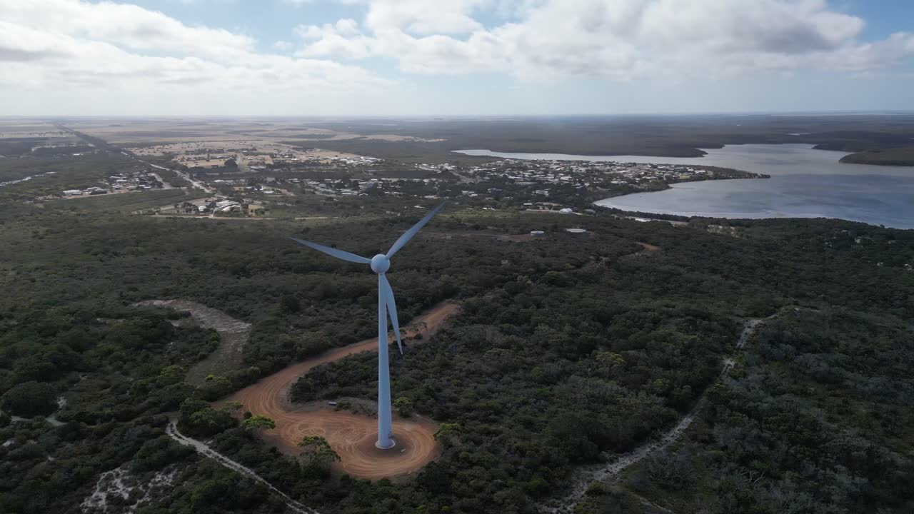 turbina eólica com pás girando perto de devil river e bremer bay, austrália ocidental