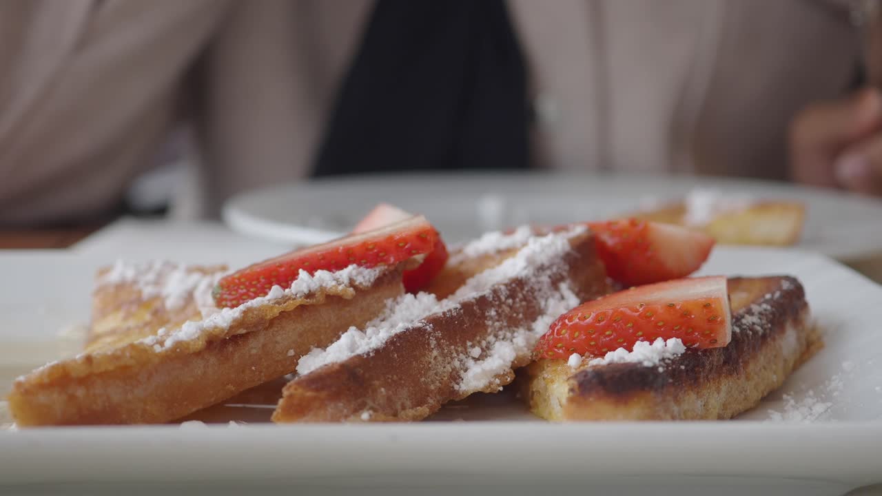 딸기 를 넣은 프랑스 토스트