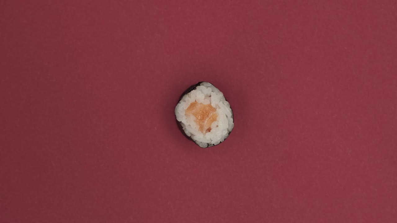 Sushimaakki pyörii punaisella taustalla.