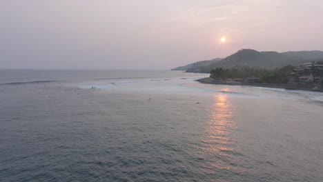 vista aérea en cámara lenta de los surfistas al atardecer sunzal el tunco el salvador