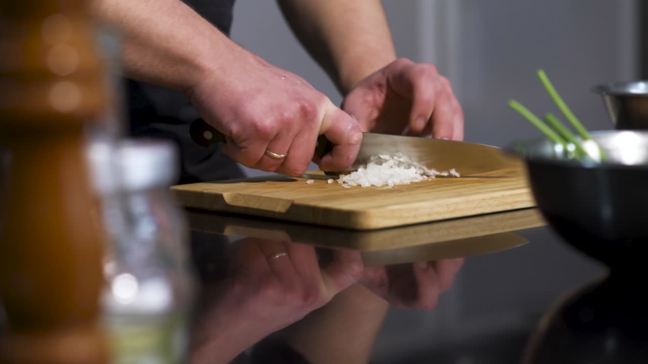 Chef che taglia le cipolle