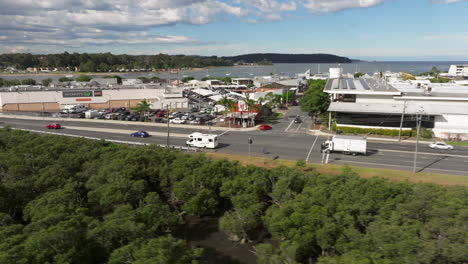 Wohnmobil-Fährt-Neben-Einer-Kleinen-Stadt-Auf-Einer-Stadtstraße-In-Der-Nähe-Von-Bateman&#39;s-Bay