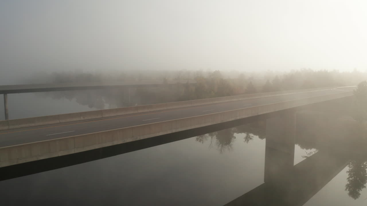 이른 아침 안개 속 에 빈 고속도로 다리  에 날아다니는 드론 의 공중 사진