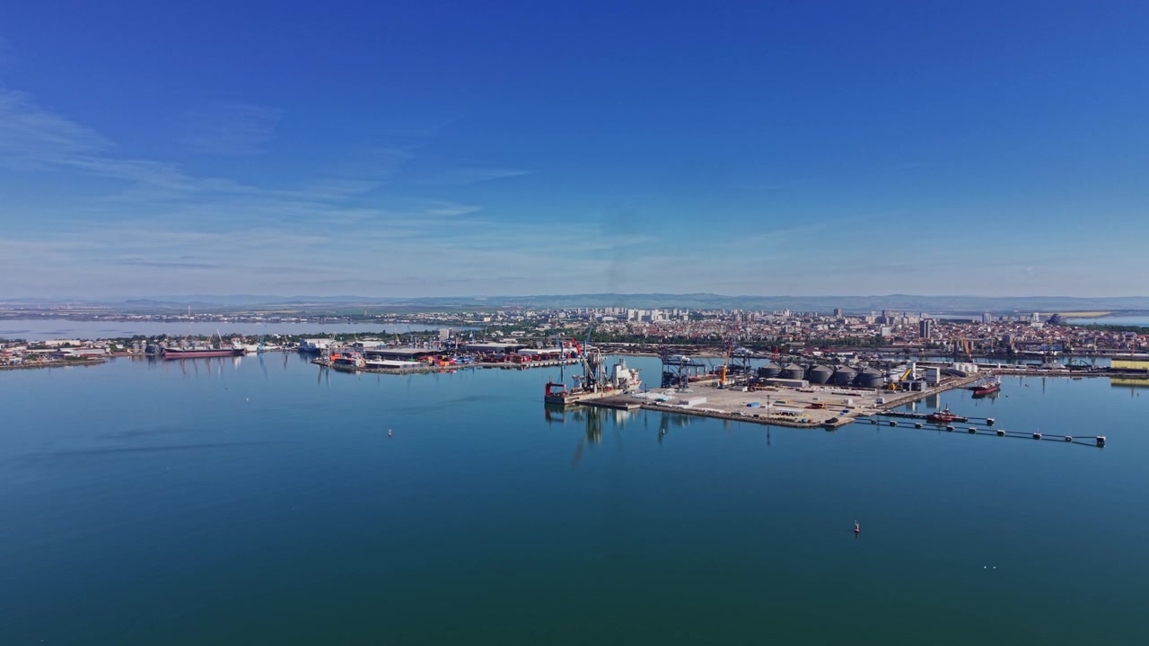 Vista di un porto trafficato e dello skyline della città vicino all'acqua durante il giorno.