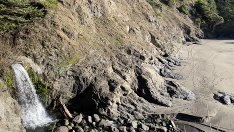 Wasserfall-Am-Geheimen-Strand