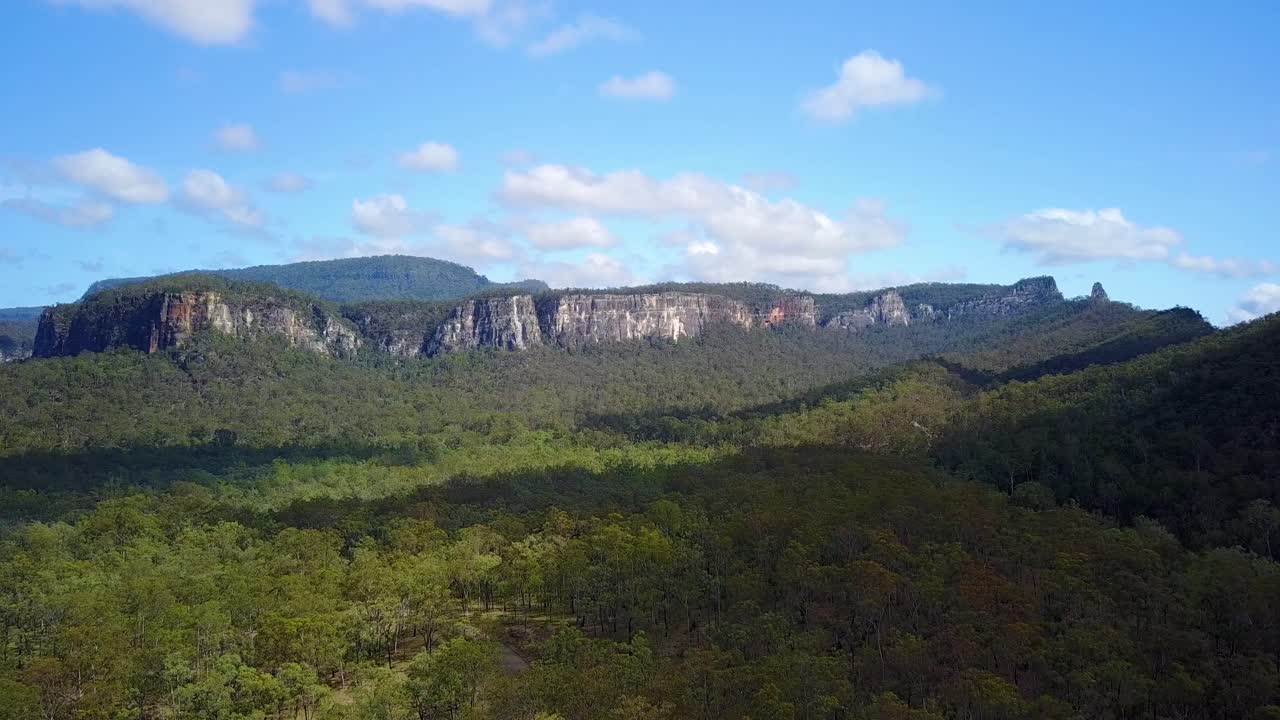 aéreo sobre el parque nacional carvarvon con bosques árboles cordilleras victoria australia 1