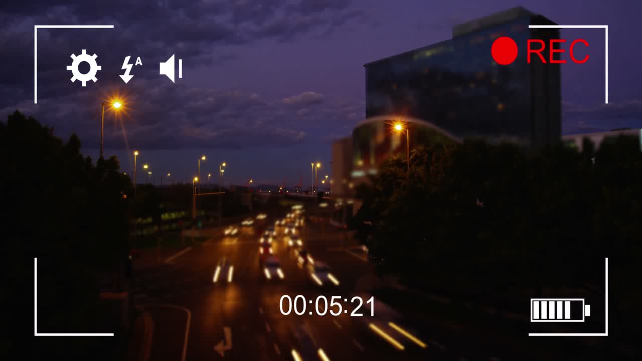 filmando el tráfico nocturno en movimiento rápido en una cámara digital 4k