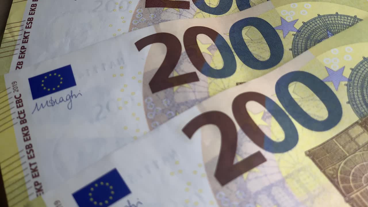 현금 회전하는 200 지폐