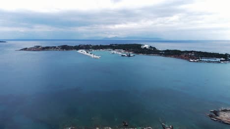fotografía de alto ángulo de la hermosa península con el puerto deportivo durante una tarde tranquila y nublada en el área de laimos en vouliagmeni, grecia | 4k