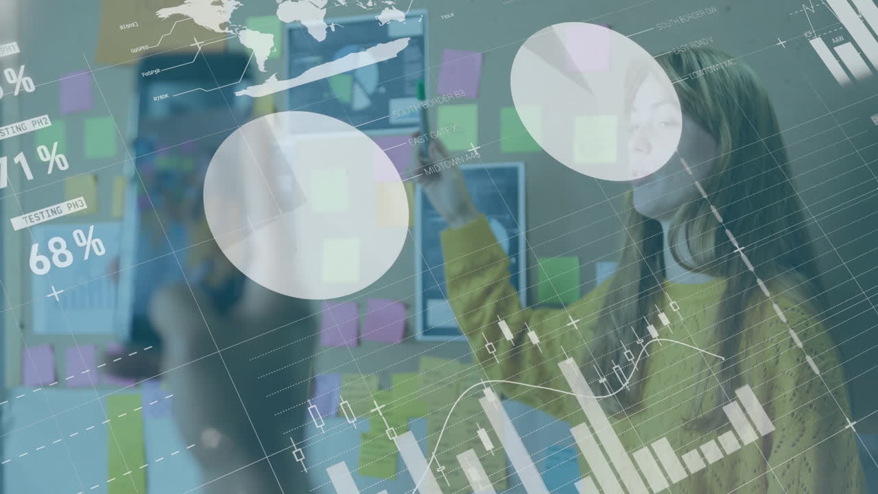 animación de la interfaz infográfica, mujer caucásica explicando informes, video de grabación de mano recortada