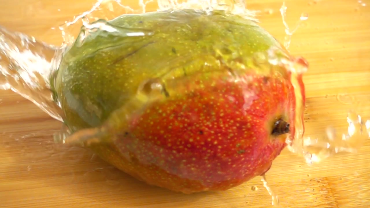 Mango fresco e succoso. Rallentatore.