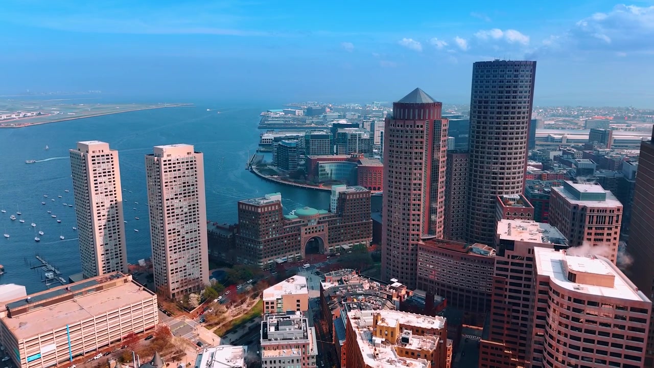 Splendida vista dei grattacieli sullo sfondo di un paesaggio acquatico blu. Riprese con drone in avvicinamento a Two International Place