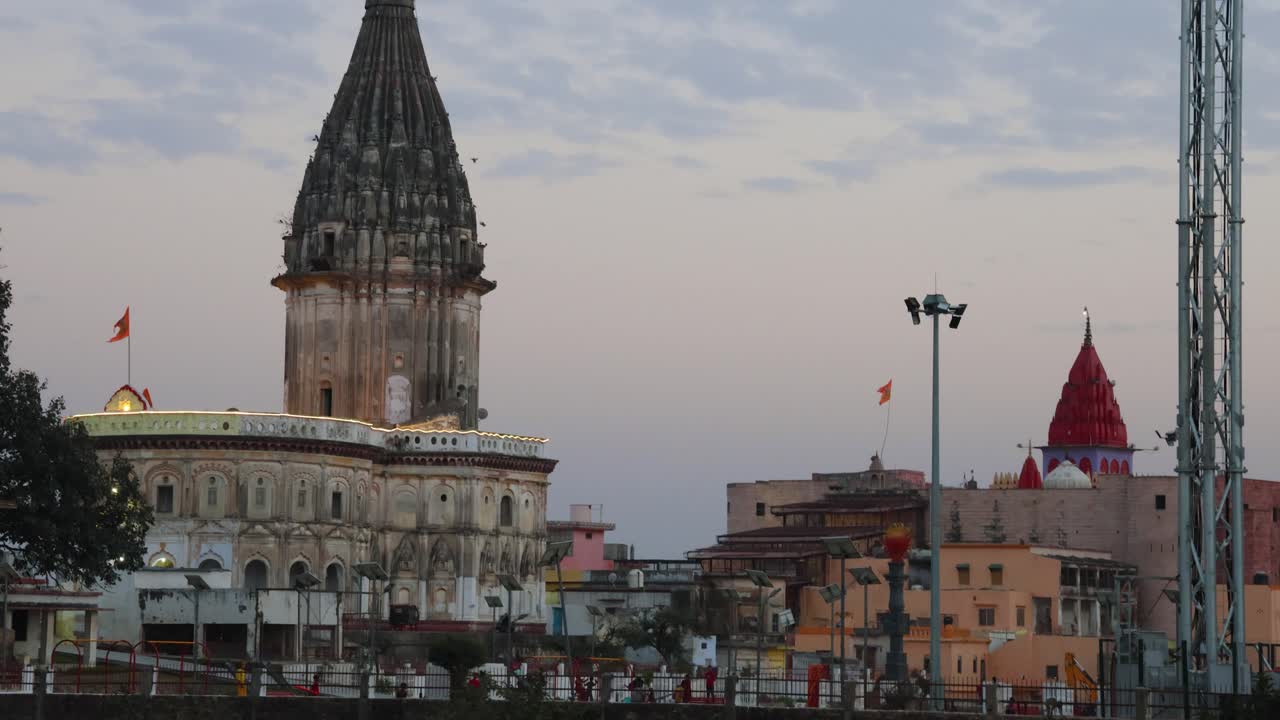 sagrado templo hindú con su vibrante arquitectura y cielo dramático por la noche desde diferentes ángulos video tomado en ram mandir yodhya uttar pradesh india 06 de marzo de 2024