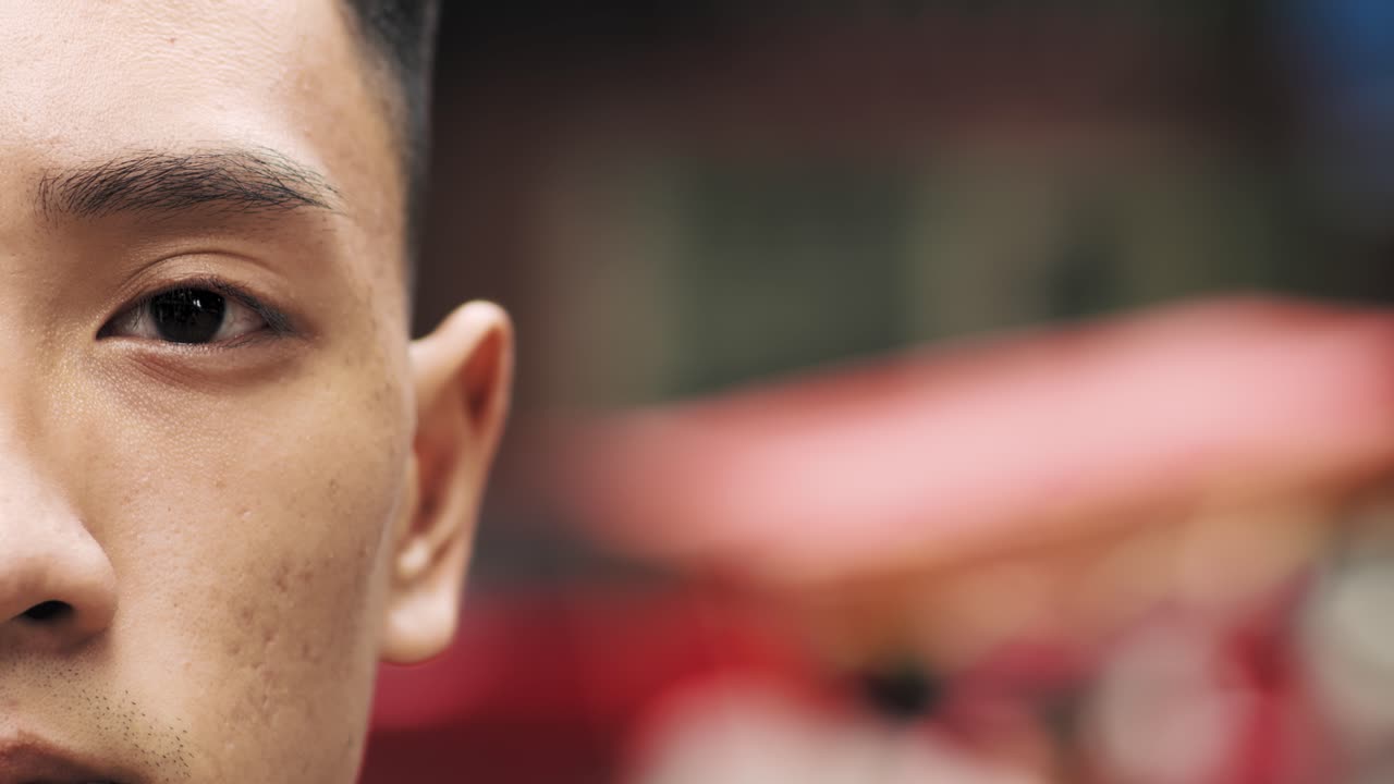 베트남 남자 의 얼굴 의 절반 을 손 에 들고 보는 모습