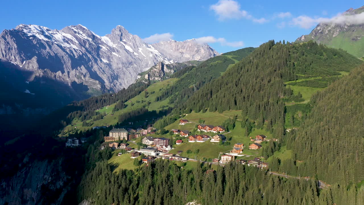스위스 베르네제 고원에 있는 전통적인 월저 산악 마을인 뮤렌의 영화 같은 회전 드론 샷