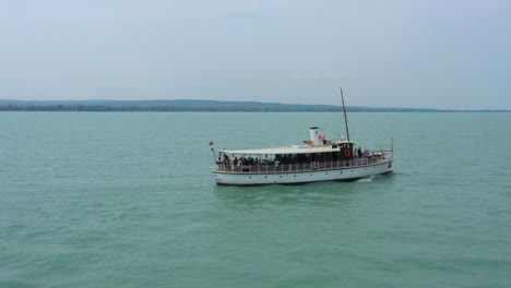 Drohnenaufnahmen-Von-Einem-Schiff-Am-Plattensee,-Ungarn,-Aufgenommen-Mit-Einer-DJI-Mavic-2-Pro-UHD-4K-30-FPS