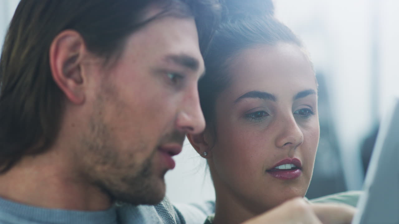 함께 여가 시간 에 인터넷 을 검색 하는 것