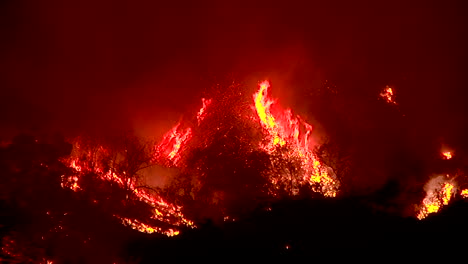 El-Fuego-De-Thomas-Arde-En-Las-Colinas-Sobre-La-Autopista-101-Cerca-De-Ventura-Y-Santa-Barbara-California-2