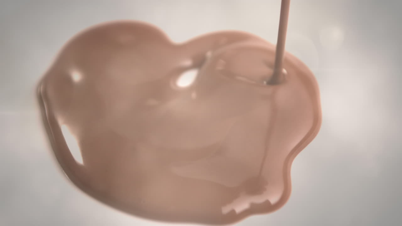 animación de la luz sobre el derramamiento de chocolate con leche derretida