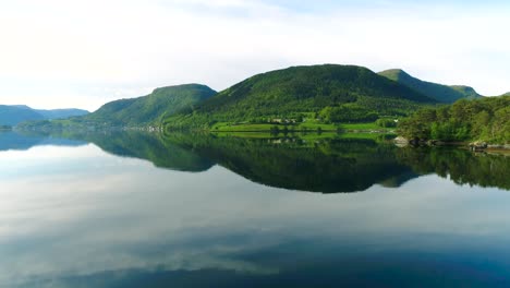 Imágenes-Aéreas-Hermosa-Naturaleza-Noruega.