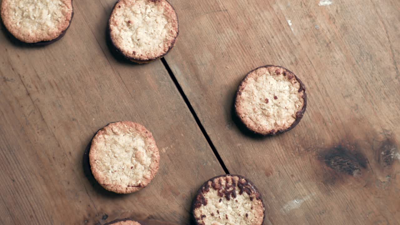 농촌 목조 테이블 위의 쿠키