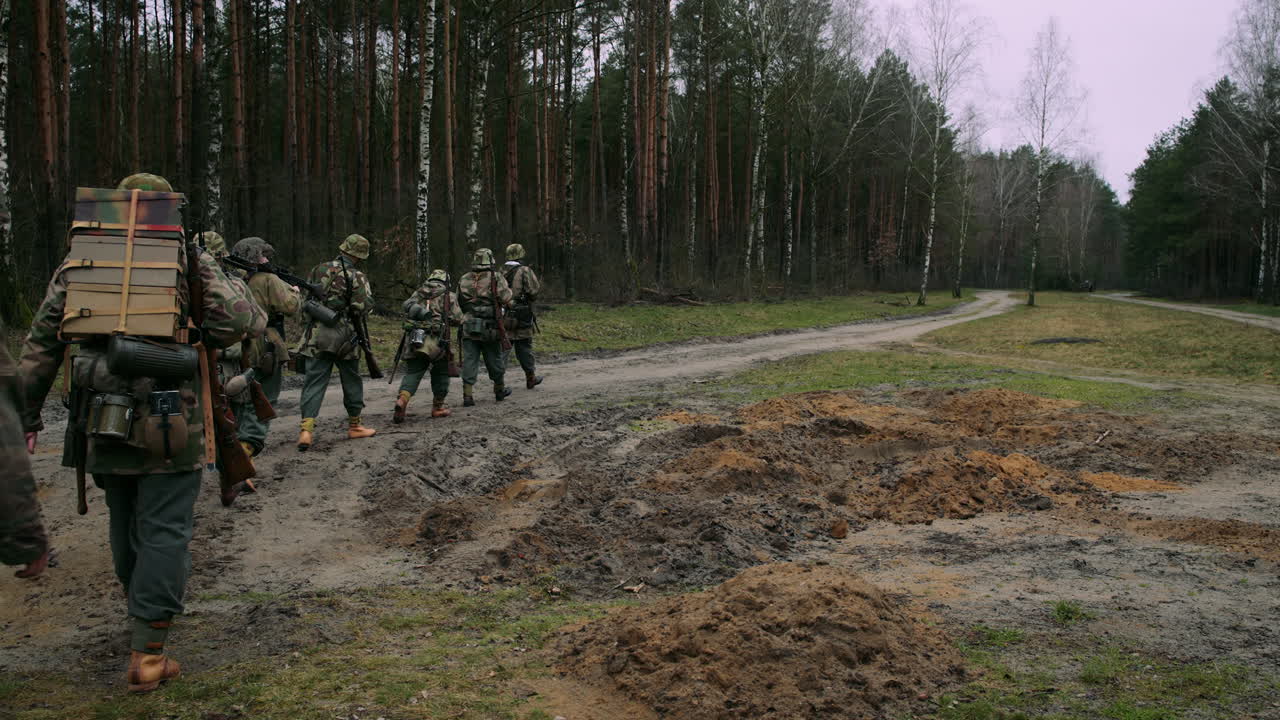 Soldati tedeschi in una scena nella foresta della Seconda Guerra Mondiale