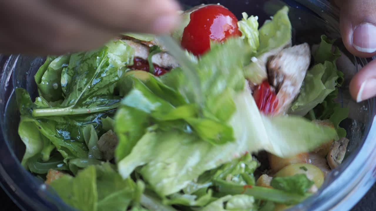 preparando una ensalada de pollo césar