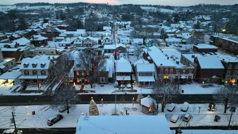 Town-in-USA-decorated-with-Christmas-tree-and-lights