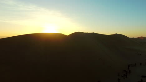 Sonnenaufgang-über-Der-Namib-Wüste