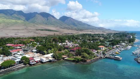 la vista aérea histórica del avión no tripulado de la calle frontal en lahaina maui 4k