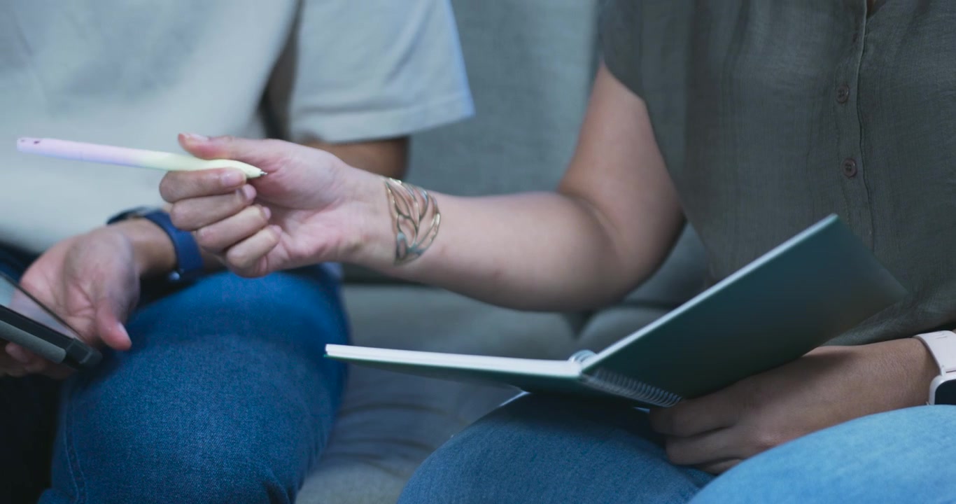 Due persone che collaborano e prendono appunti in una riunione informale