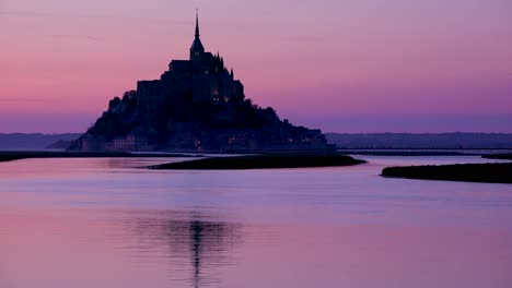 Monasterio-De-Mont-Saint-Michel-En-Francia-Al-Atardecer