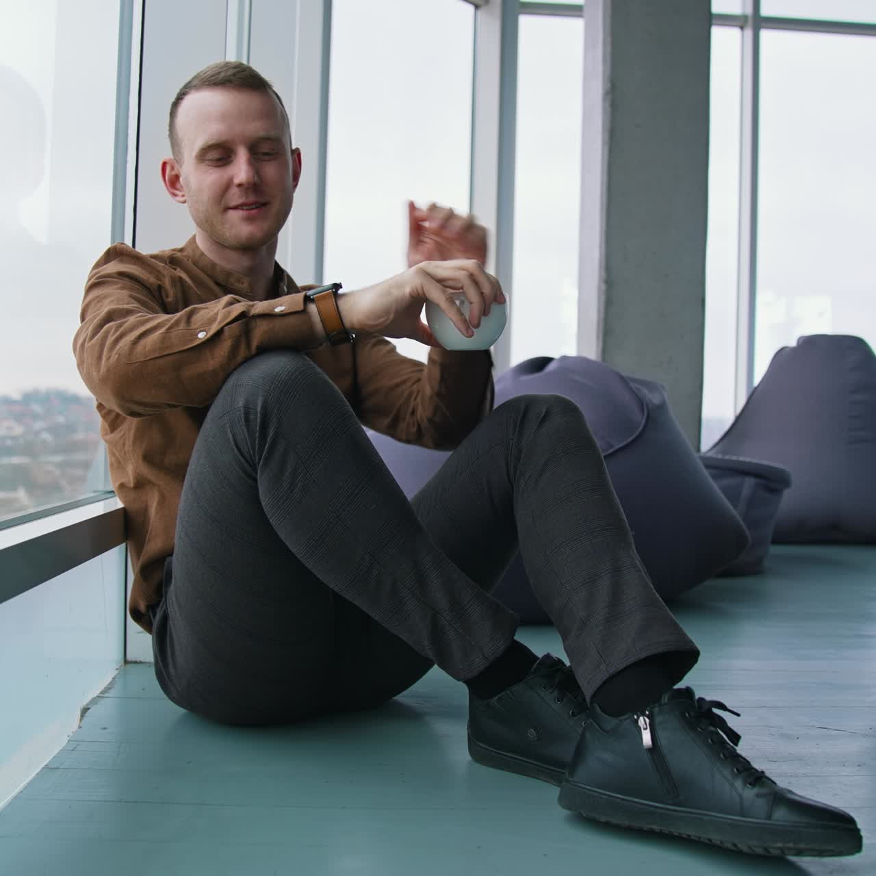 joven empresario bebiendo café