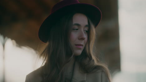 portrait de femme pensive à l'extérieur