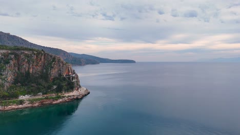 Vista-De-Drones-Sobre-La-Zona-Costera-De-Arvanitia,-Región-Del-Peloponeso,-Grecia