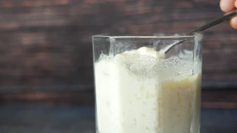 un vaso de leche entera en la mesa .
