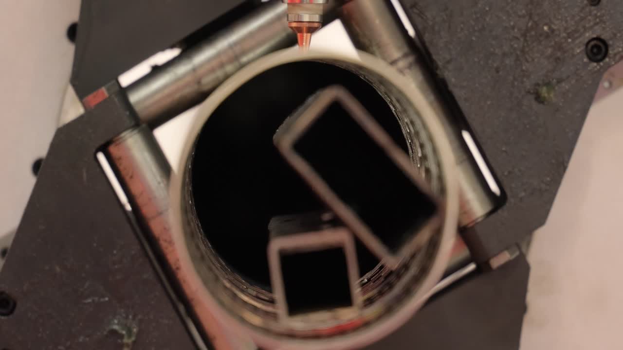 corte láser cnc de metal, tecnología industrial moderna.