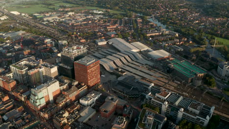 Kreisende-Luftaufnahme-über-Dem-Bahnhof-Reading-Vom-Stadtzentrum-Aus