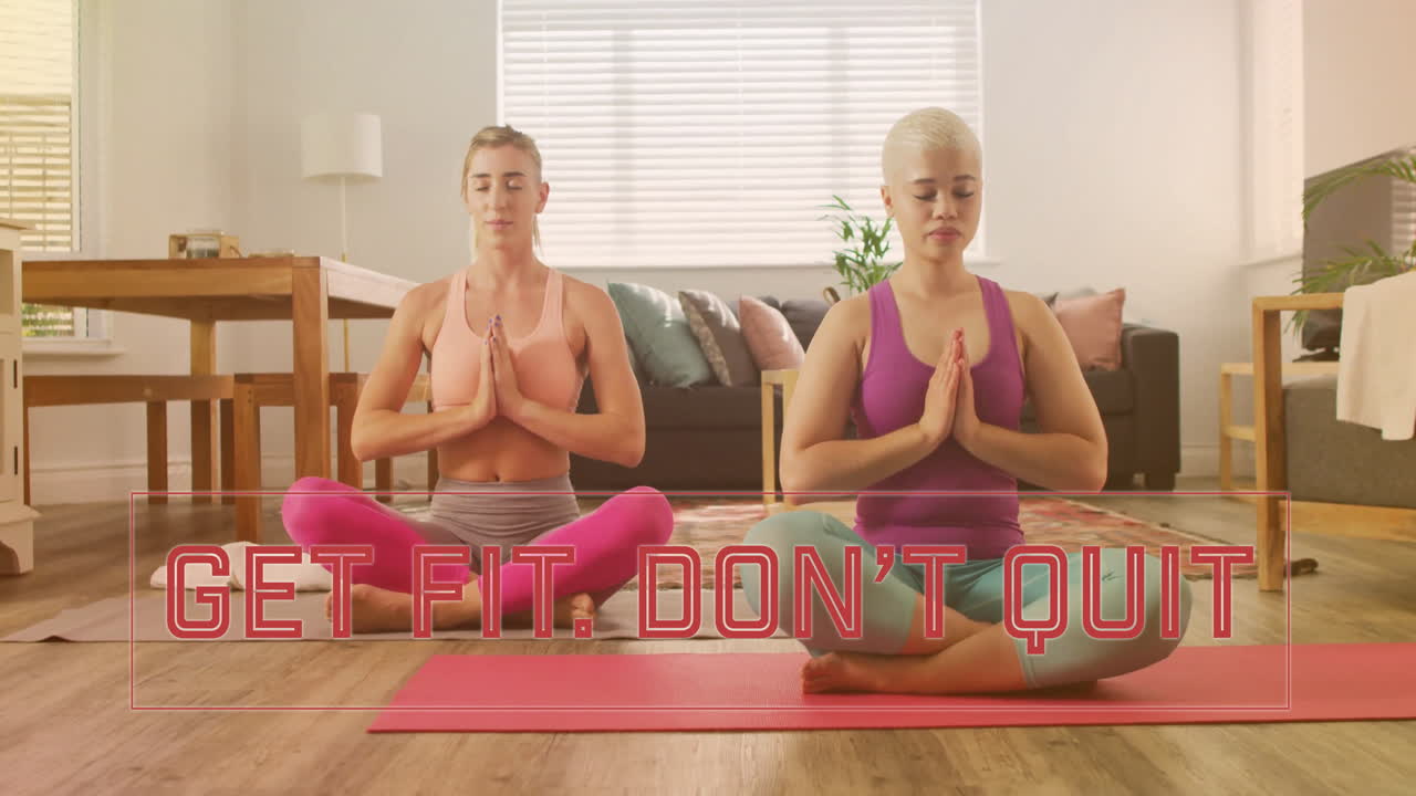 animación de get fit don''t quit texto sobre una pareja de mujeres diversas haciendo ejercicio en casa