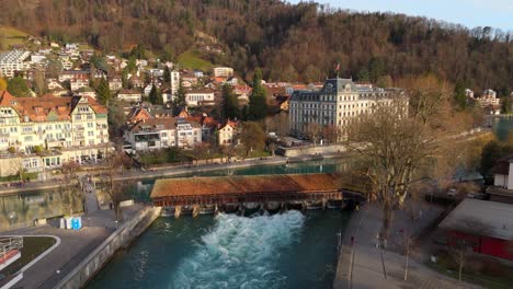 Puente-Cubierto-Y-El-Río-Aare-Compuerta-En-La-Ciudad-De-Thun