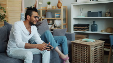 pareja jugando videojuegos en casa