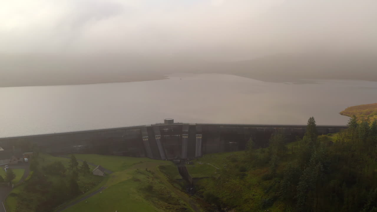 hermosa paralaje que muestra la pared en la presa de spelga