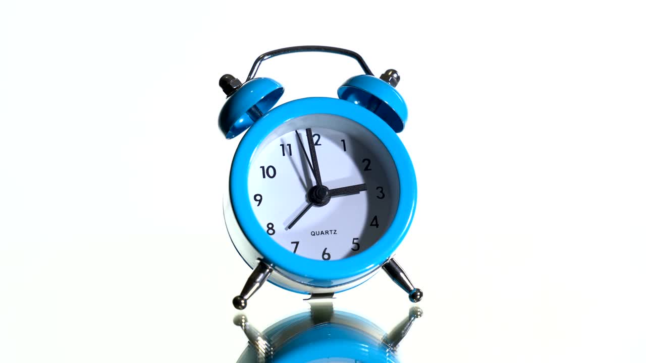 색 배경 에 있는 알람 시계